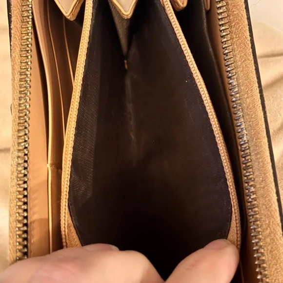 GUCCI GG Embossed Tan Leather Zippy Wallet EUC - Picture 12 of 12